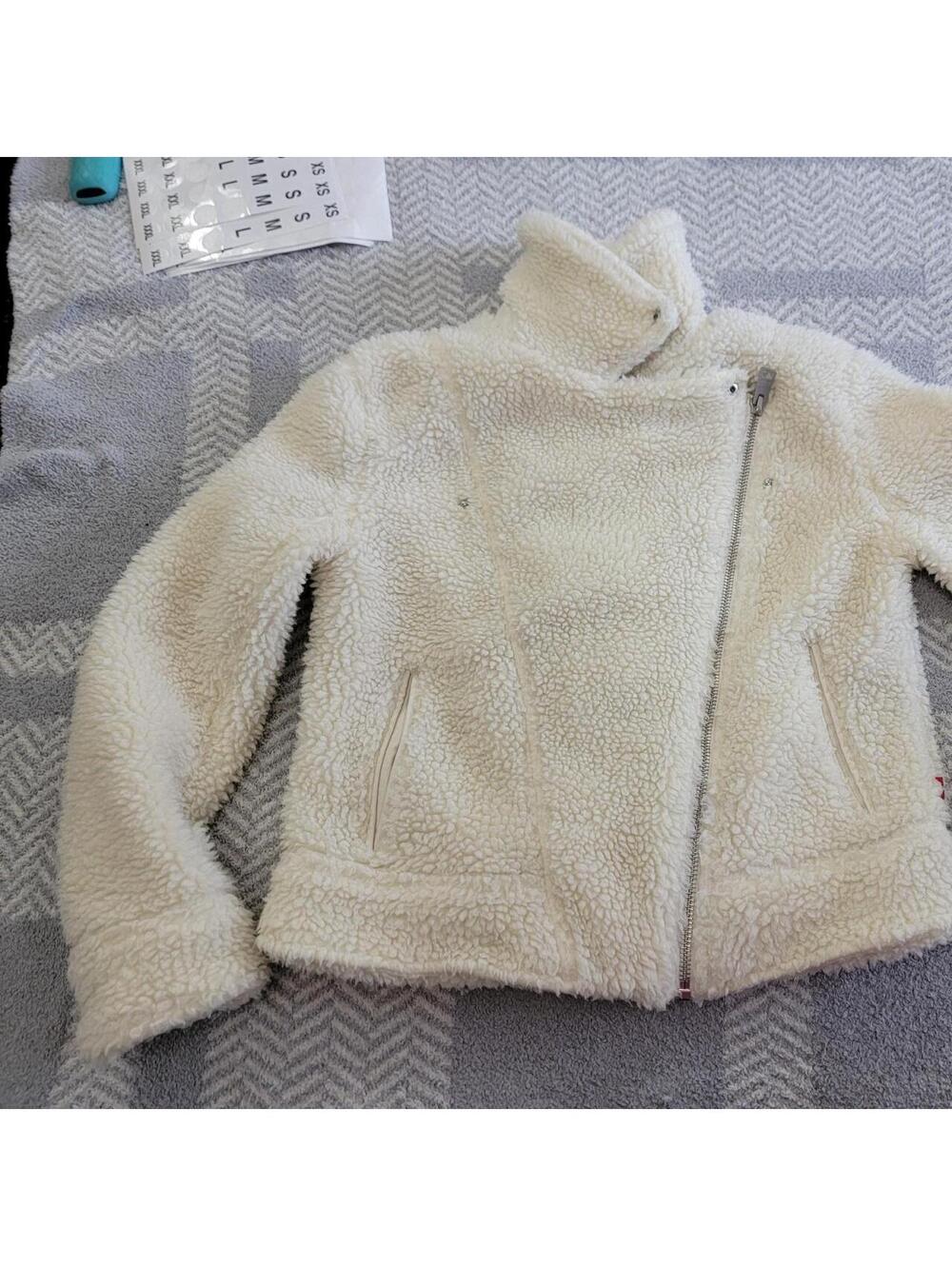 Levi's cream sherpa jacket #sherpa #cozy #vintage #y2k #moto
